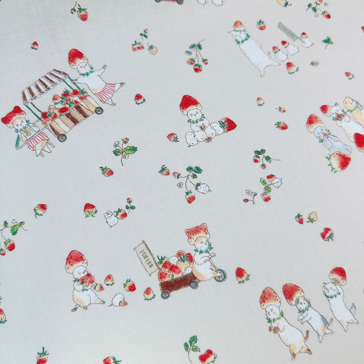 [NEW] [Wheat Forest Fabric Shop] Cat Selling Freshly Picked Strawberries 🍓 / Cut Cloth (Remnants) / Sheeting Print